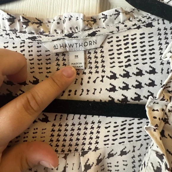 Black and White Patterned Top with Madarin Collar - Picture 4 of 4